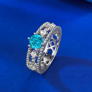 Bague en argent S925 sertie d'un zircon bleu aigue-marine avec une coupe feu d'artifice
