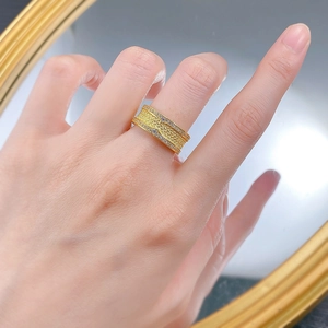 Bague large plaquée or élégante avec texture tissée et micro-pavé de zircons