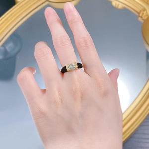 Détail d'une bague vintage en argent 925 avec agate noire et cylindre doré serti de diamants