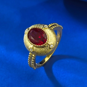 Vue détaillée du poinçon S925 sur l'anneau en argent brossé doré de style vintage chic