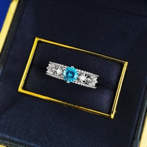 Bague en argent S925 avec pierre bleue et diamants dans un écrin de velours bleu