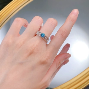 Détails de la bague en argent S925 avec diamant bleu et sa taille de coupe en feu d'artifice