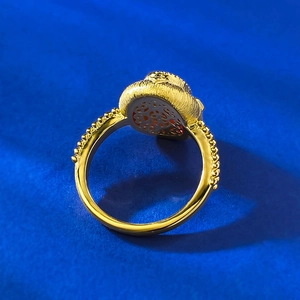 Détails de la bague en argent S925 brossé avec gemme rouge et motifs de treillis évidés