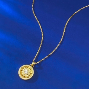 Collier avec pendentif boussole rotative en argent S925 doré et zircons sur fond bleu