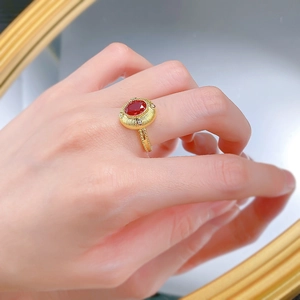 Détail d'une bague en argent S925 avec pierre rouge 7x9mm et finition or brossé
