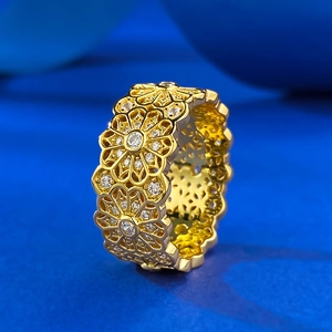 Anello di lusso in argento 925 con motivo floreale traforato e finitura in oro e zirconi