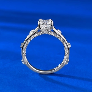 Klassischer S925 Silberring mit 1 Karat runden Zirkonia und seitlicher Pavé-Fassung