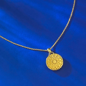 Détail du pendentif boussole en argent S925 doré avec motifs mandalas géométriques
