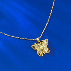 Exquis collier pendentif papillon en argent S925 plaqué or avec détails en zircons pavés