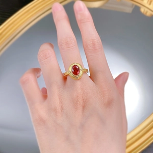 Détail de la bague en argent S925 brossé avec une pierre ovale rouge sang de pigeon