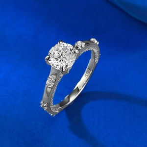 Makroaufnahme von S925 Silberring mit rundem Zirkonia und verzierten Perlenband-Details