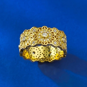Anello di lusso in argento 925 placcato oro con fiori traforati e zirconi bianchi