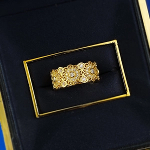 Dettaglio anello vintage in argento 925 dorato con fiori traforati e pietre preziose