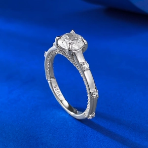 Makroaufnahme von 925 Sterlingsilber Ring mit großem runden CZ-Diamanten und Steinen