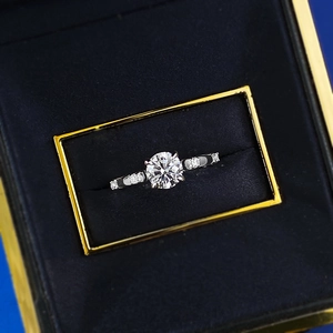 Makroaufnahme des 1ct runden Diamantrings auf schwarzem Samt in einer Schmuckschachtel