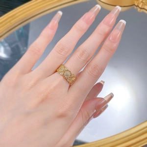 Lussuoso anello in argento 925 dorato con motivo floreale traforato e cristalli