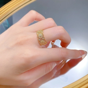 Dettaglio di un anello vintage in argento 925 con motivo floreale traforato e zirconi