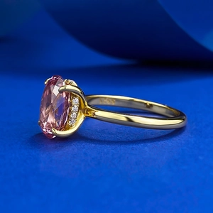 Détail macro du poinçon S925 sur la bague en argent doré avec morganite rose ovale