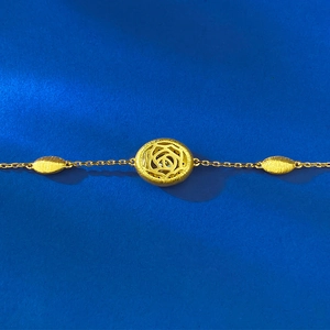 Vue détaillée du bracelet en argent doré avec pendentif rose brossé sur fond bleu