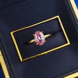 Détail d'une bague ovale en diamant rose dans un écrin de luxe en velours bleu