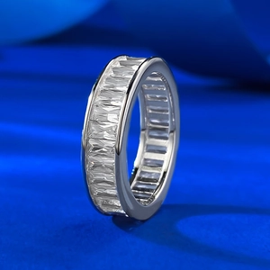 Bague d'éternité élégante en argent S925 sertie de zircons carrés taille baguette