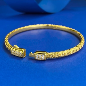 Bracelet jonc tressé en argent S925 plaqué or avec boucle sertie de cristaux