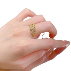 Anello floreale traforato in argento 925 con zirconi e finitura oro di lusso