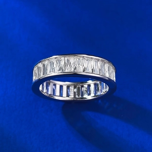 Gros plan d'une bague éternité en argent S925 sertie de zircons cubiques de coupe baguette