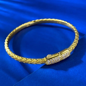 Vue détaillée du bracelet tissé en argent S925 avec incrustations de zircones