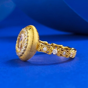 Bague S925 dorée brossée avec pierre ovale 1,25 ct et pavage de diamants fins