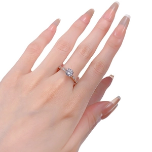 Eleganter runder Verlobungsring mit ein Karat Simu-Diamant und sechs kleinen Seitensteinen