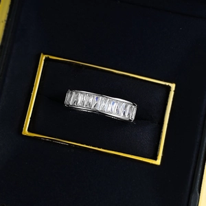 Bague éternité en argent S925 avec diamants coupe princesse dans un écrin de bijoux bleu