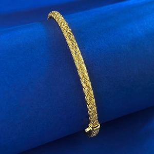 Détail du bracelet S925 en argent doré tressé orné de cristaux étincelants