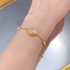 Vue détaillée du bracelet en argent S925 plaqué or avec pierre ovale et texture brossée