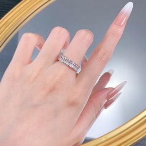 Bague éternité en argent S925 avec zircons taille émeraude sur un fond de miroir élégant