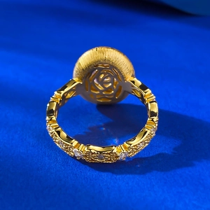 Bague en argent S925 doré avec rose évidée et anneau tressé serti de zircons fins