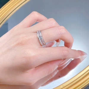 Vue rapprochée d'une bague éternité en argent S925 avec pierres baguette