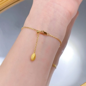 Détail du bracelet en argent S925 plaqué or montrant le fermoir réglable et le pendentif feuille