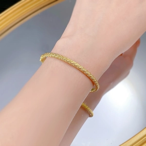 Vue détaillée du bracelet jonc doré avec texture tressée vintage raffinée