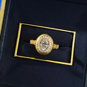 Vue macro d'une bague vintage sertie d'une pierre ovale avec finition en or brossé