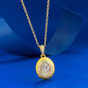 Elegant S925 silver gold-plated oval pendant necklace with brushed matte finish and crystals