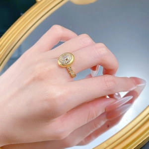 Vue détaillée de la bague rétro dorée avec zircon ovale et gravure ciselée raffinée