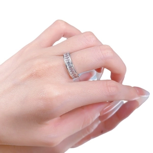 Bague éternité en argent S925 avec zircons taille baguette portée au doigt