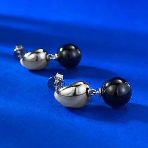 Boucles d'oreilles élégantes en argent S925 avec perles d'onyx noir de 10mm sur fond bleu