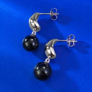 Vue détaillée des boucles d'oreilles goutte en argent avec onyx noir 10mm et fermoirs papillon