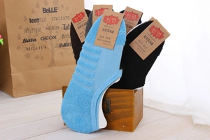 Detail of low-cut cotton socks with terry sole and non-slip silicone heel in assorted colors