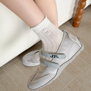 Gros plan sur ballerines Mary Jane grises avec brides JTL et chaussettes en dentelle