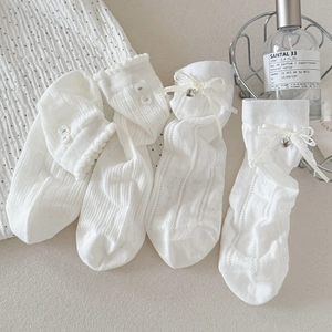 Détails de chaussettes en coton blanc avec dentelle, nœuds et pendentifs en cœur