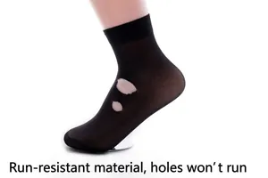 Details zur reißfesten Technologie mit Ausschnitten an dünnen schwarzen Crew-Socken