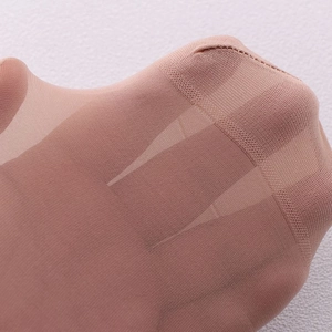 Nahaufnahme beiger transparenter Socken mit verstärkter Spitze und elastischem Gewebe